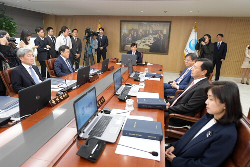 이주열 한국은행 총재가 지난 10월 18일 서울 중구 한국은행에서 금융통화위원회회의를 주재하고 있다. 연합뉴스